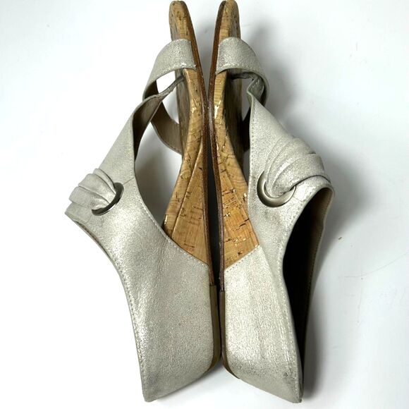 Donald Pliner Dionne Champagne Gold Metallic Leather Toe-Post Wedge Sandals Sz 8 - Picture 11 of 15